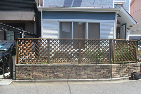 -車が無い時もお洒落に見せる駐車場リフォーム-