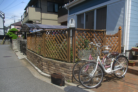 -車が無い時もお洒落に見せる駐車場リフォーム-