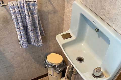-漏水にお悩みだったトイレを手軽にお洒落なトイレ空間にリフォーム-