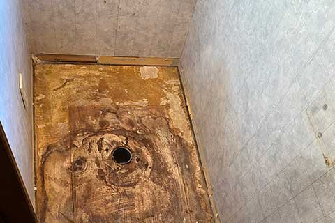 -漏水にお悩みだったトイレを手軽にお洒落なトイレ空間にリフォーム-