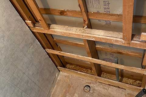 -漏水にお悩みだったトイレを手軽にお洒落なトイレ空間にリフォーム-