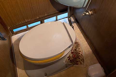 -築60年の木造住宅の和式トイレを清潔感溢れるトイレへリフォーム-