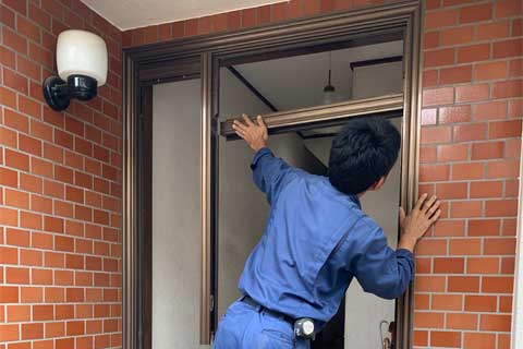 -玄関ドアを1日のカンタンリフォームでオートロックの防犯性の高いドアへ交換-
