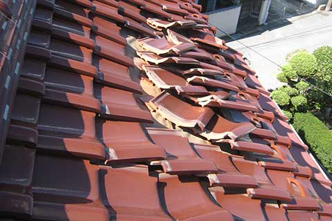 -台風被害に遭われた瓦屋根をガルバリウム鋼鈑屋根への葺き替えリフォーム-