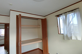 -木造住宅の収納をウォークインに、壁紙をおしゃれにした部屋造りリフォーム-