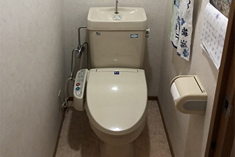 -タンクレス便器とアクセントクロスでインテリアにもこだわるトイレリフォーム-