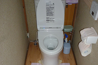 -掃除が楽で除菌効果のある衛生的な便器でのトイレリフォーム-