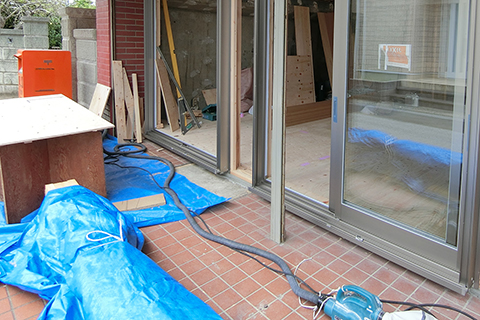 -用途変更とリフォームでRC造の店舗兼住宅の店舗を広々リビングにした家-
