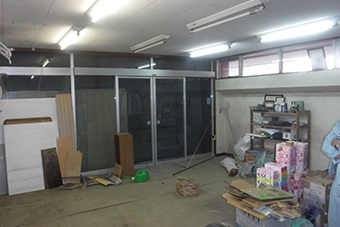 -用途変更とリフォームでRC造の店舗兼住宅の店舗を広々リビングにした家-