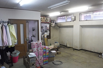 -用途変更とリフォームでRC造の店舗兼住宅の店舗を広々リビングにした家-