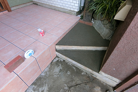 -採光タイプの玄関ドアと節水トイレへ入れ替えたエコリフォーム-