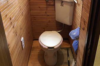 -採光タイプの玄関ドアと節水トイレへ入れ替えたエコリフォーム-