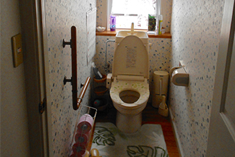 -リフォームでアイランドキッチンとペットが滑らないフローリングの家に-