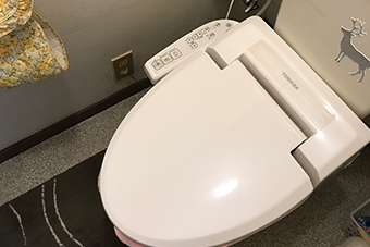 -結露に悩むマンションのトイレをアイデアで安全・快適なトイレにリフォーム-