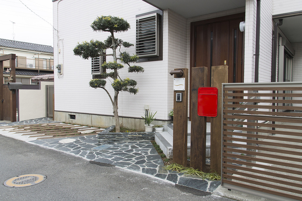 千葉のリフォーム/リノベーションリフォーム施工事例 千葉市花見川区 枕木を使ったお洒落なお庭と玄関まわりのエクステリアリフォーム