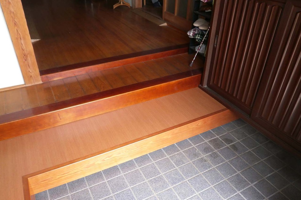 玄関の出入りが安全になる敷台の造作リフォームi150601_05.jpg
