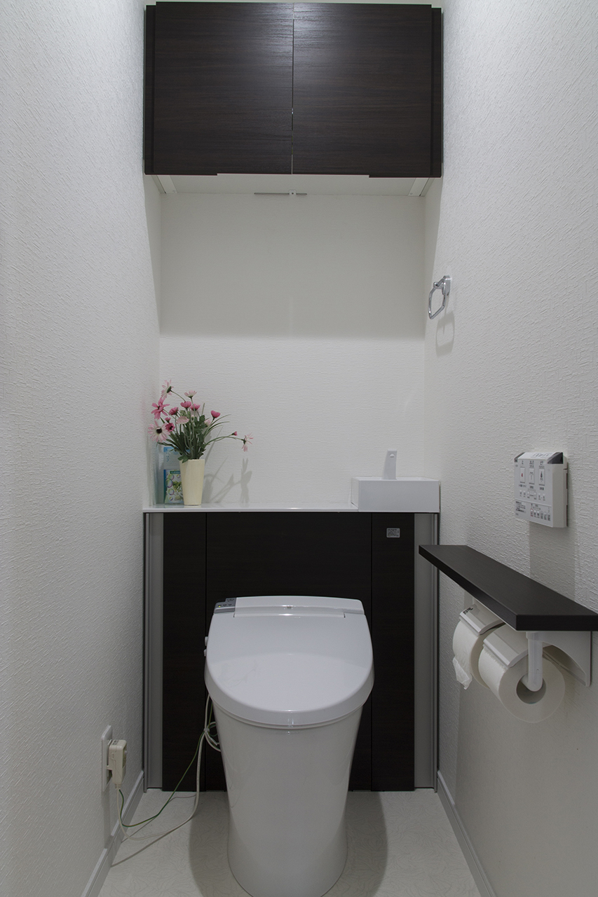 間取り変更に伴い移動して新しく作ったトイレルーム。
コンパクトにまとめましたが収納も多く使いやすいトイレルームです。-鉄骨造の社員寮をリフォームでシンプルでスマートな家に-