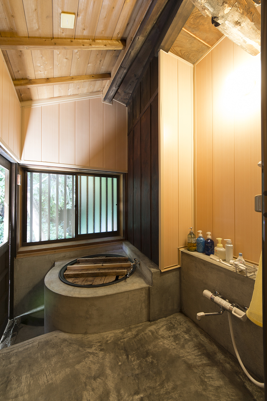 既存の五右衛門風呂を活かしながらシャワーを取り付け、使い勝手を改善。
外への扉は上半分が開くようになっていますので、優雅に外の緑を見ながら湯に入る。そんなくつろげる浴室に仕上げました。-平屋の古家屋をリフォームでロフトのある森の別荘へ-