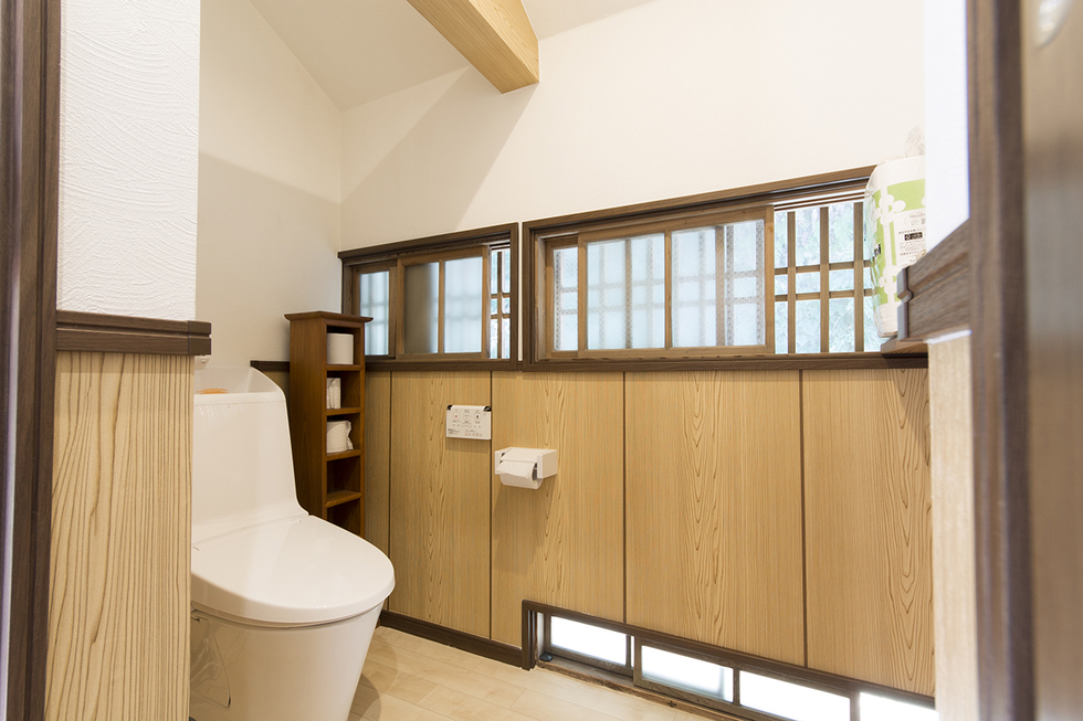 男性用便器と別々のトイレを0.75帖の一つの広いトイレにしました。-平屋の古家屋をリフォームでロフトのある森の別荘へ-