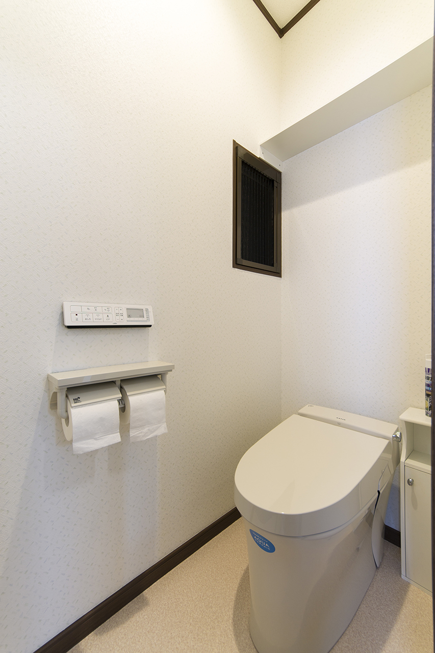 自動トイレで便利になりました。床もお掃除がしやすい床です。