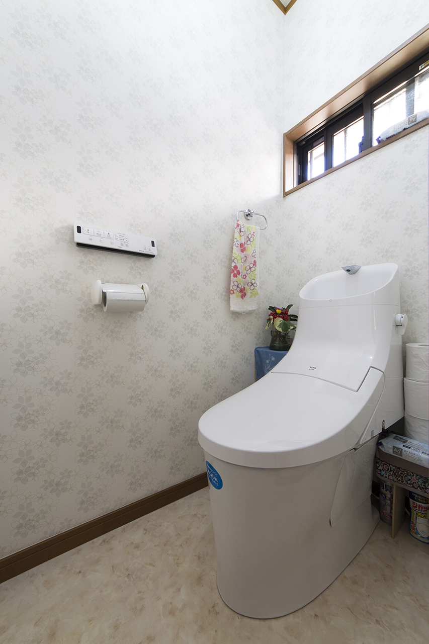 狭くて暗い印象でした。
便器に内装と全体にリフォームしたことで明るく快適なトイレになりました。