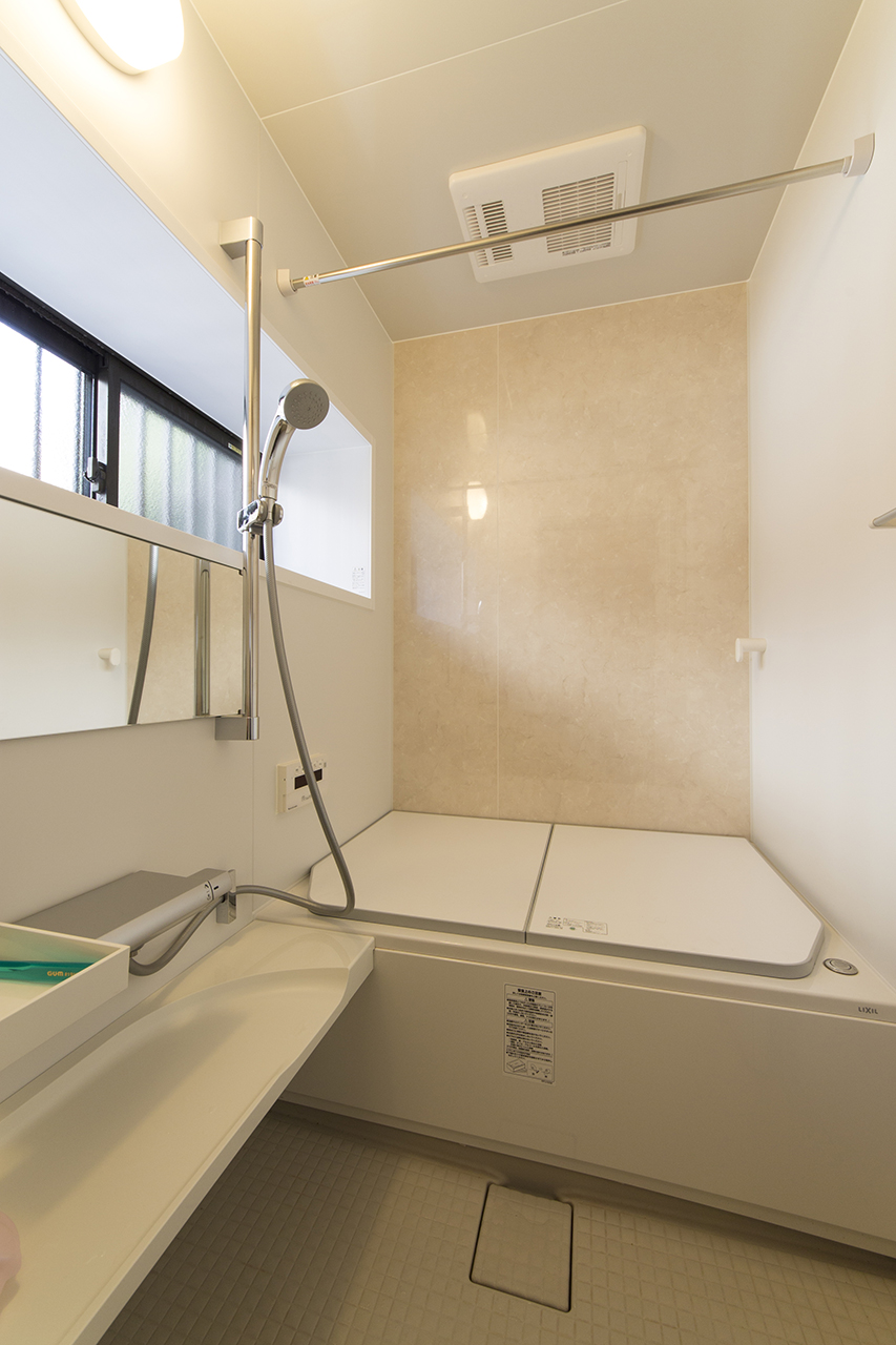 浴槽が狭く段差もあり、タイルの冷たい寒い空間でした。
ユニットバスを入れて湯船が広くなり、快適なお風呂になりました。換気・乾燥暖房器付きで冬でも寒さ知らずです