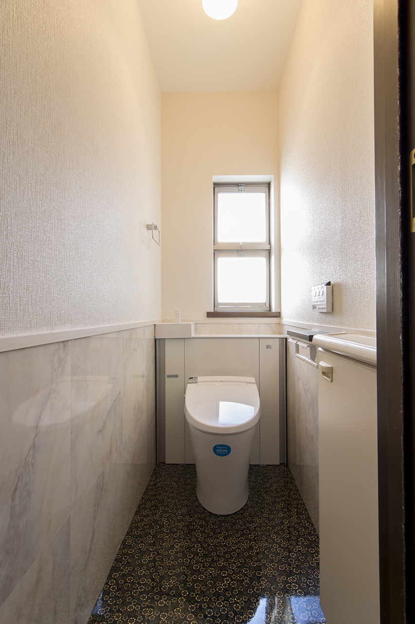 よりお掃除のしやすいトイレにとのご要望から、LIXILリフォレI型を提案。
床と腰壁にフロアタイルを張り汚れ対策だけでなく、ペットの猫の爪痕対策もバッチリです。床の螺鈿が鏡面キャビネットによく映えます。