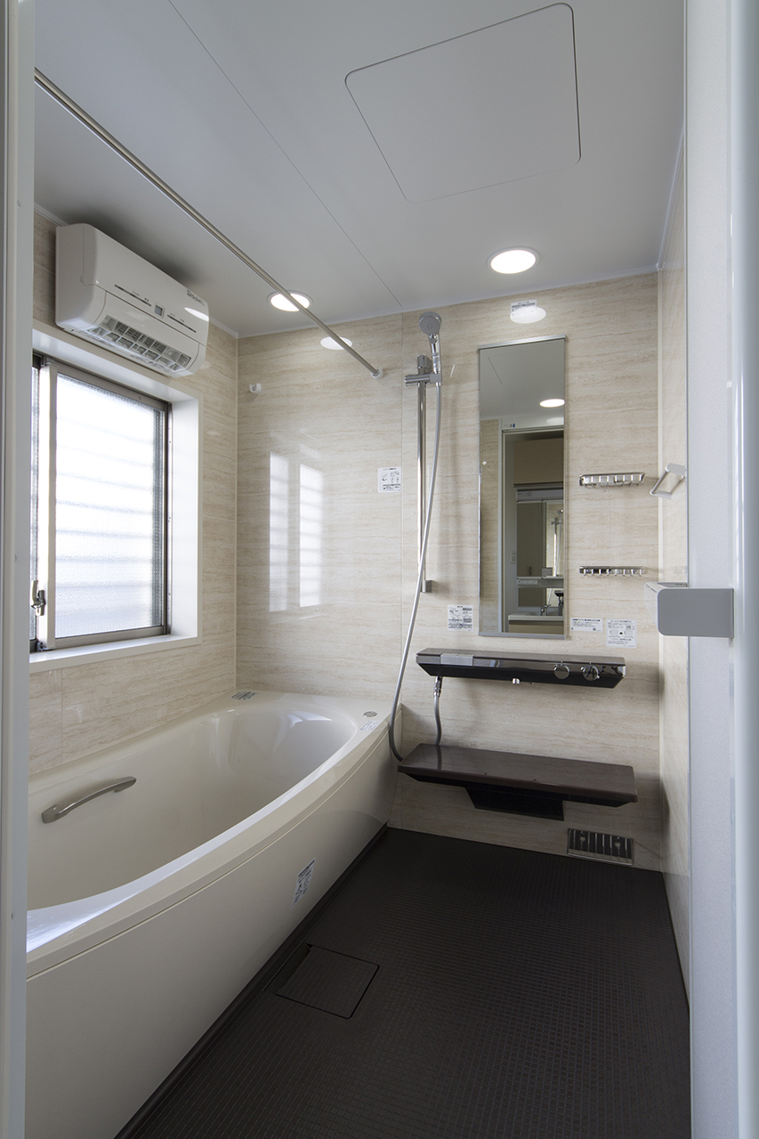 TOTOのサザナ。外壁に新たな開口を必要としない壁付浴室乾燥暖房器を設置。