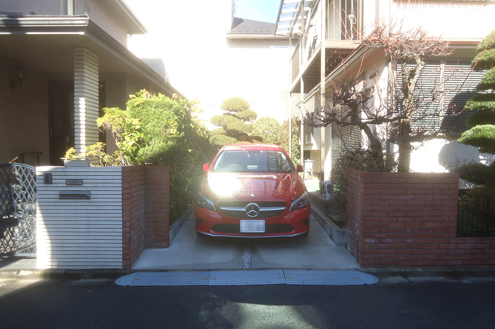 -予算を抑えて土のの駐車スペースをシンプルデザインな駐車場へ-左右も狭く車の乗り降りに困っていましたが、車の乗り降りがとても楽になりました！