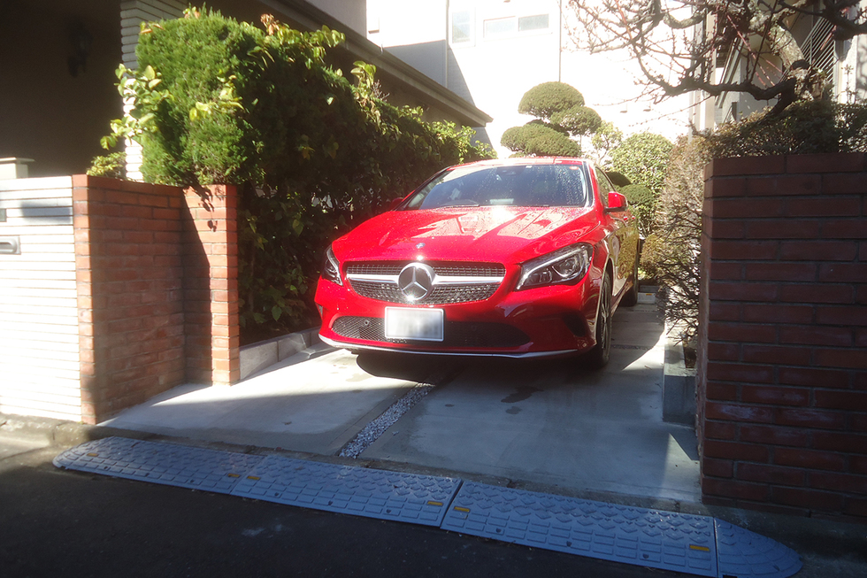 -予算を抑えて土のの駐車スペースをシンプルデザインな駐車場へ-古タイヤを万一の車止め代わりにしていましたが、ちゃんとした車止めを設置しました。