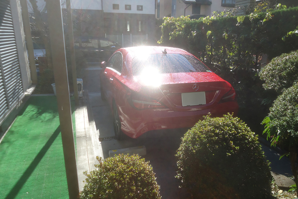 -予算を抑えて土のの駐車スペースをシンプルデザインな駐車場へ-後ろから見たところです。新車の後ろ姿もかっこいいですね！