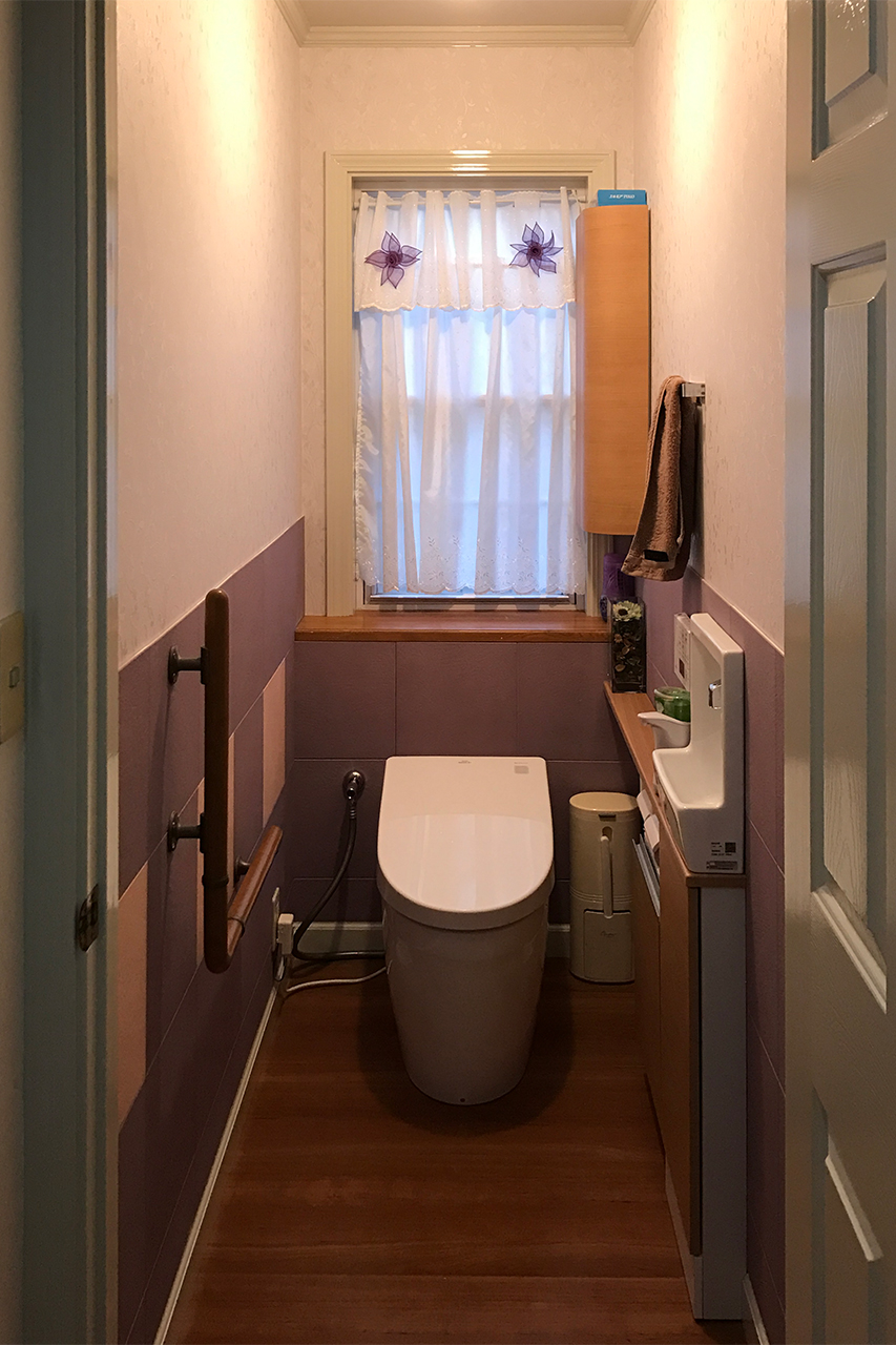 -リフォームでアイランドキッチンとペットが滑らないフローリングの家に-エコカラットの貼り方にこだわりました。消臭効果も期待できます。
タンクレストイレと埋込手洗でトイレルームがすっきり、広くなりました