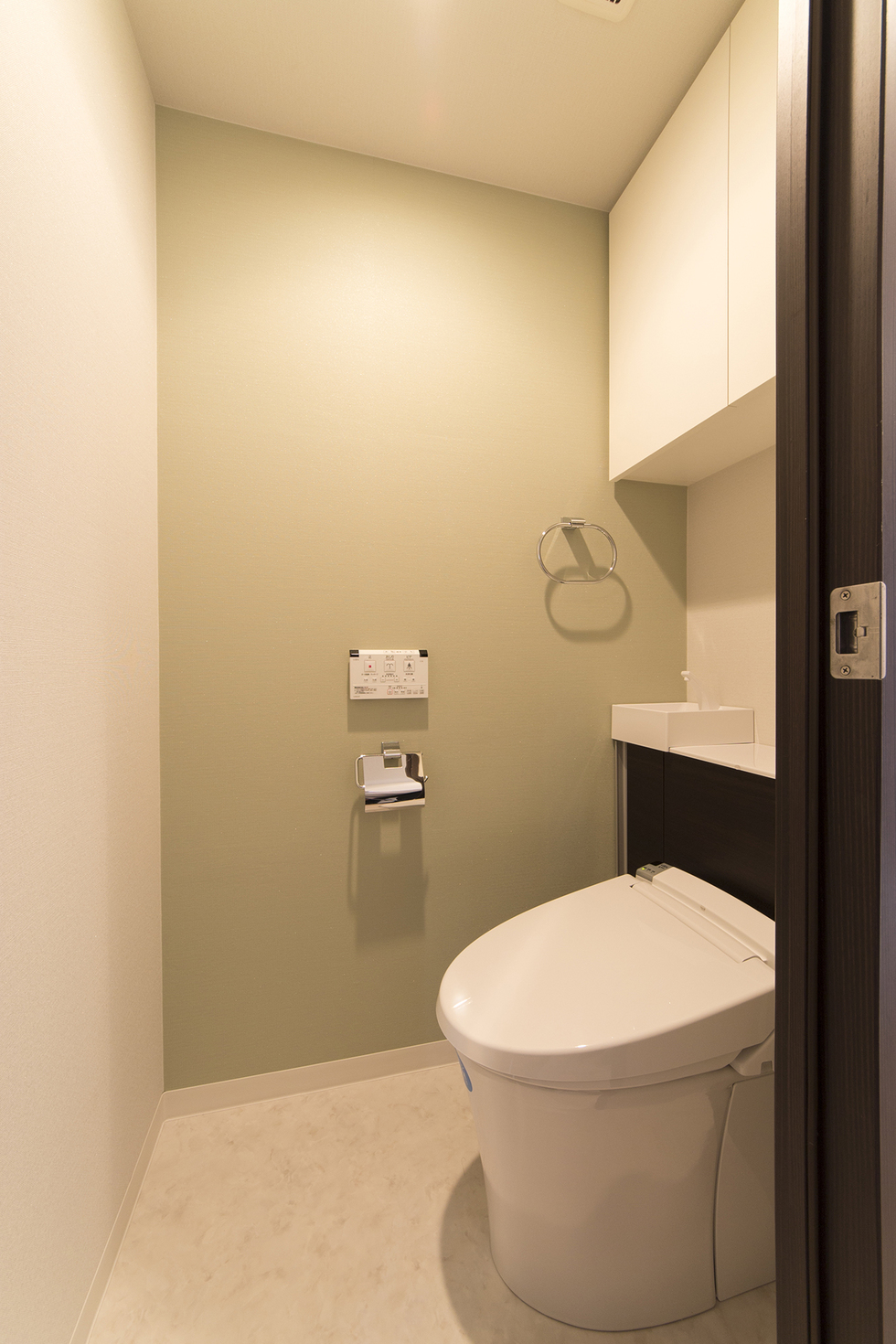 -壁紙・フローリングにこだわった中古マンションのデザインリフォーム-トイレはLIXILのリフォレへ交換。内装も一新して過ごしやすいトイレになりました。