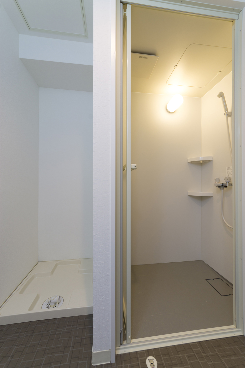 -賃貸用に費用を抑えたお洒落デザインマンションリフォーム-人気のシャワールーム♪ユニットバスよりスペースを取りません。
洗濯機置き場もつくりました。