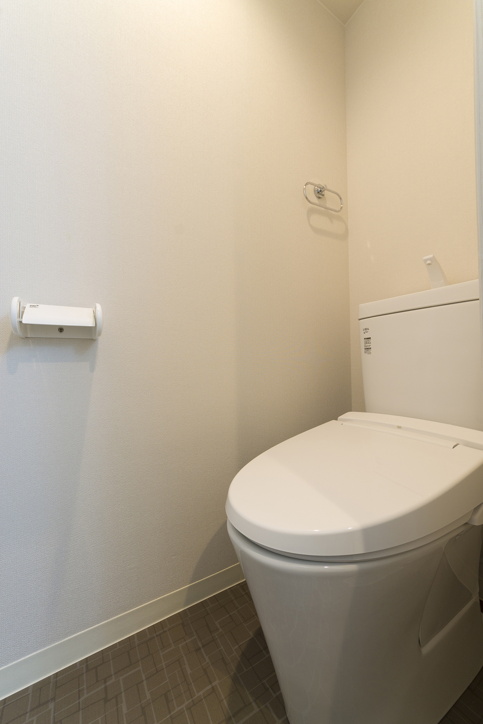 -賃貸用に費用を抑えたお洒落デザインマンションリフォーム-手洗い付きのトイレにしました。