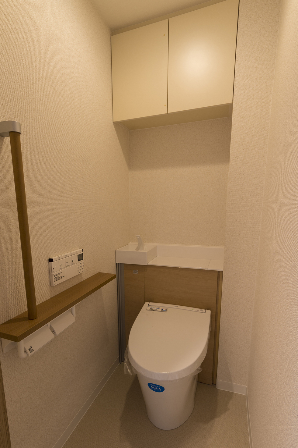 -インテリアとキッチン/水回り設備に凝ったマンションリノベーション-トイレも全て新しく。便器はLIXILのリフォレ。
