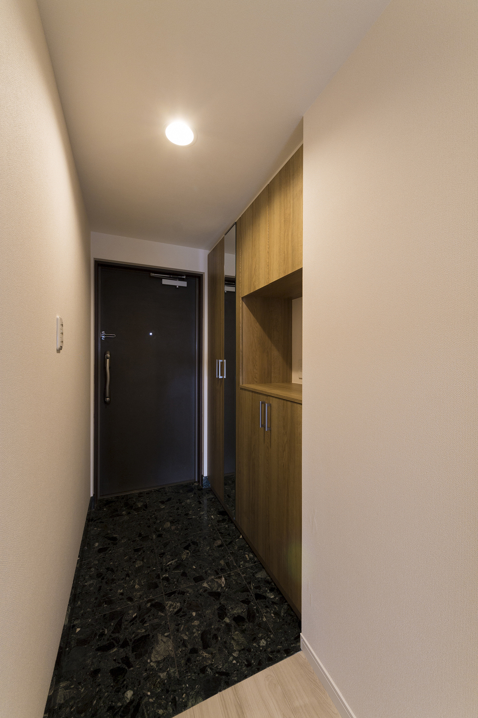 -インテリアとキッチン/水回り設備に凝ったマンションリノベーション-土間のタイルは既存のままですが、シューズクローゼットを入替えました。
収納量が増え、使い易くなりました。