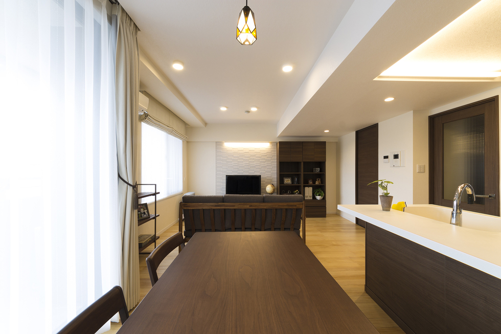 -防音床と無垢フローリングで快適な中古マンションリノベーション-ダイニングは食事を採るだけではない、明るい家族の集いの場にもなりました。