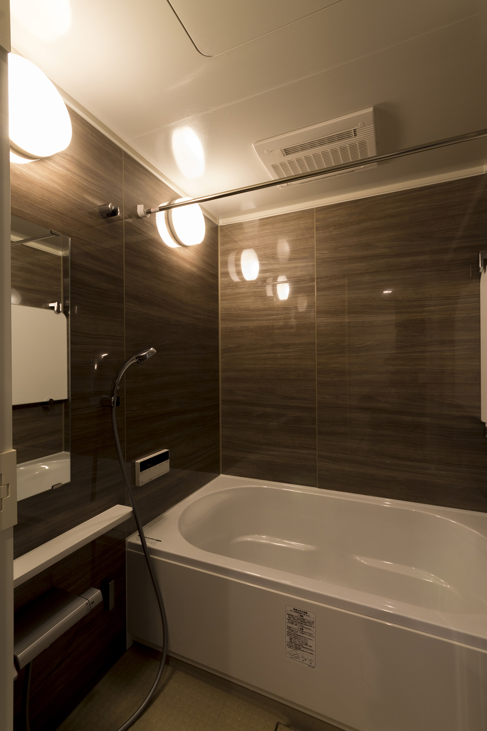 -防音床と無垢フローリングで快適な中古マンションリノベーション-ホテルのような浴室で一日の疲れを取り、充実できます。ユニットバスはLIXILのリノビオを採用。