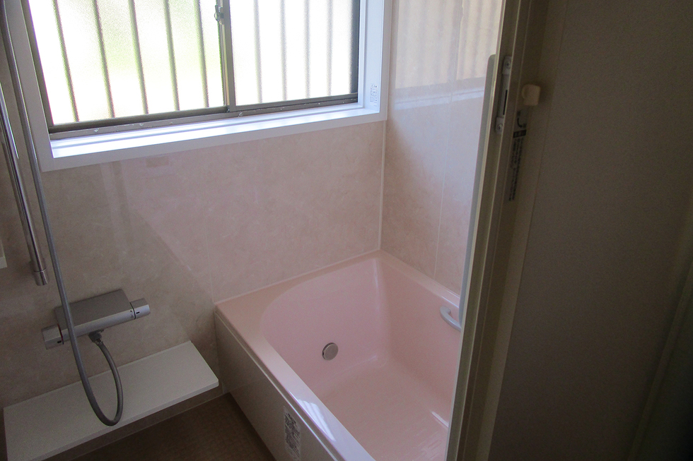 -木造住宅にアトリエを造る間取り変更・デザインリフォーム-在来の浴槽はユニットバスは解体してLIXILのアライズを入れました。