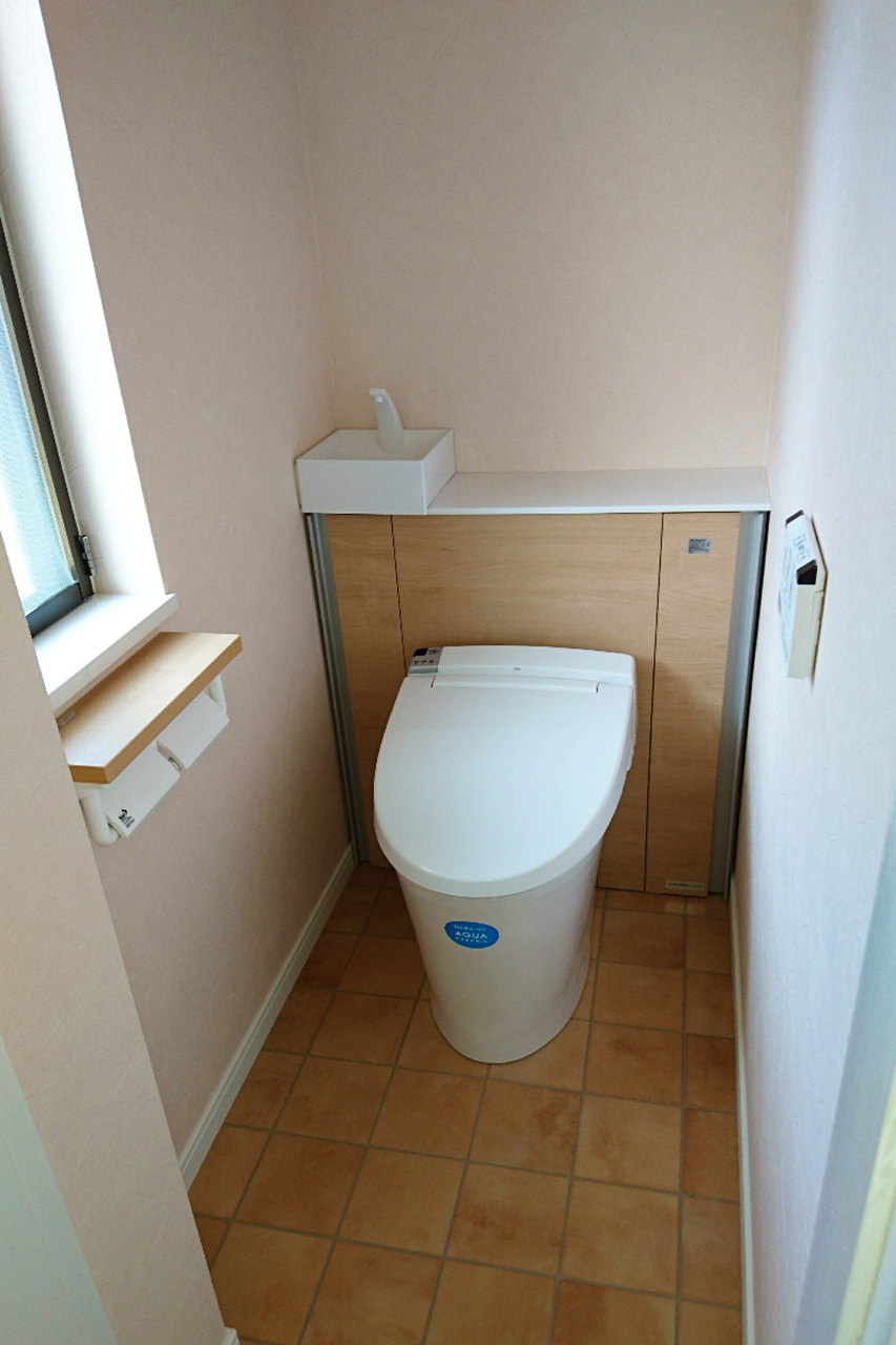 -木造住宅にアトリエを造る間取り変更・デザインリフォーム-1階トイレはLIXILのリフォレです。収納の多さがお客様のお気に入りです。