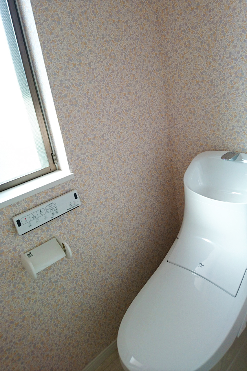 -木造住宅にアトリエを造る間取り変更・デザインリフォーム-2階トイレはLIXILのアメージュZAへ入れ替えました。