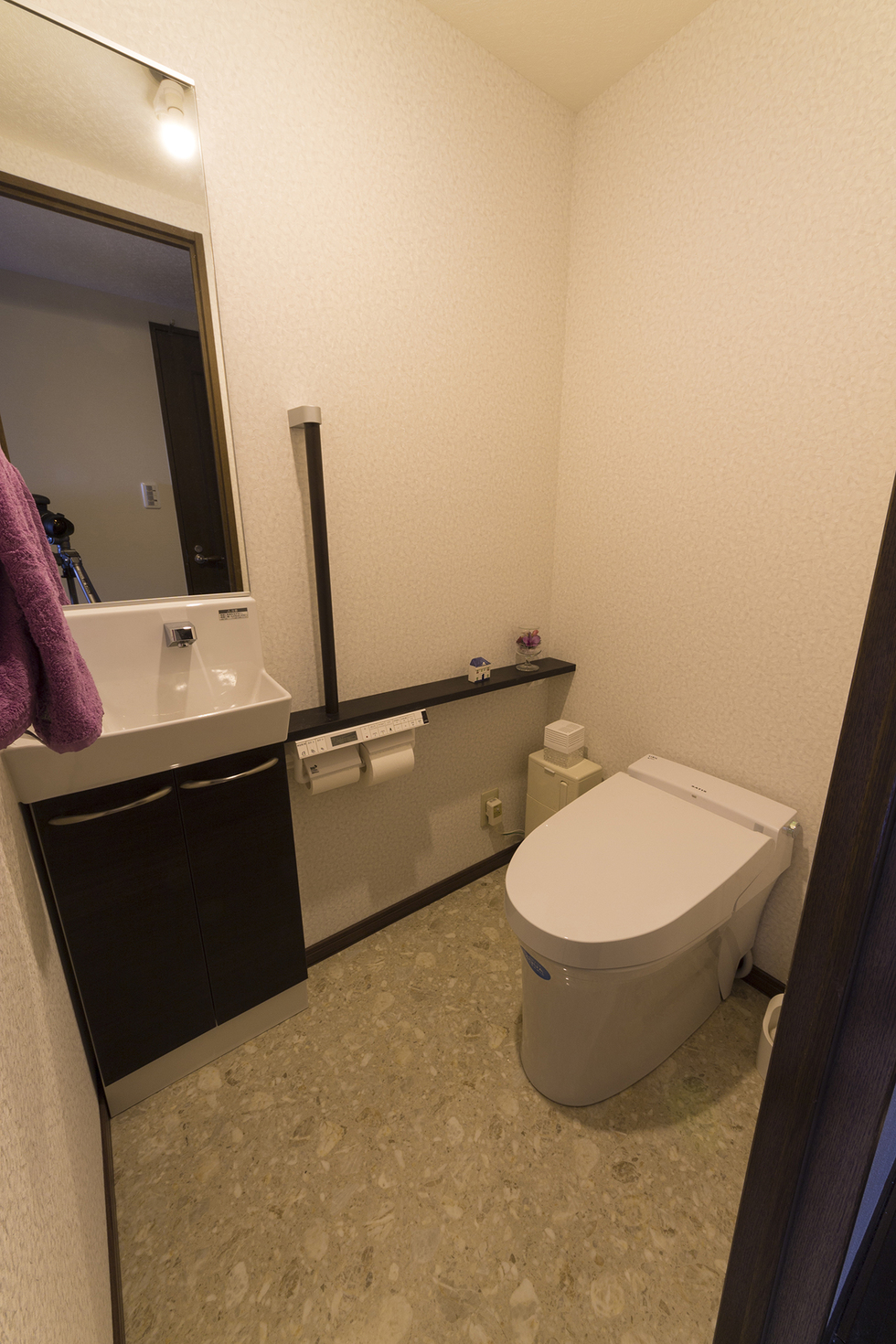 -家事が楽に収納上手にもなる電動昇降付きシステムキッチンへのリフォーム-トイレはタンクレスのサティスと手洗い器も交換、加齢に配慮し手すりも取り付けました。