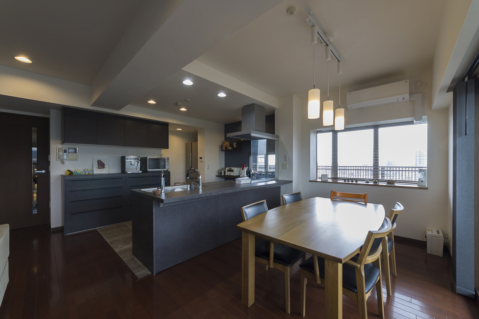 -家事がたのしくなるキッチン　マンションデザインリフォーム-天井のライティングレールはダイニングテーブルの配置を変えられるよう回転式。