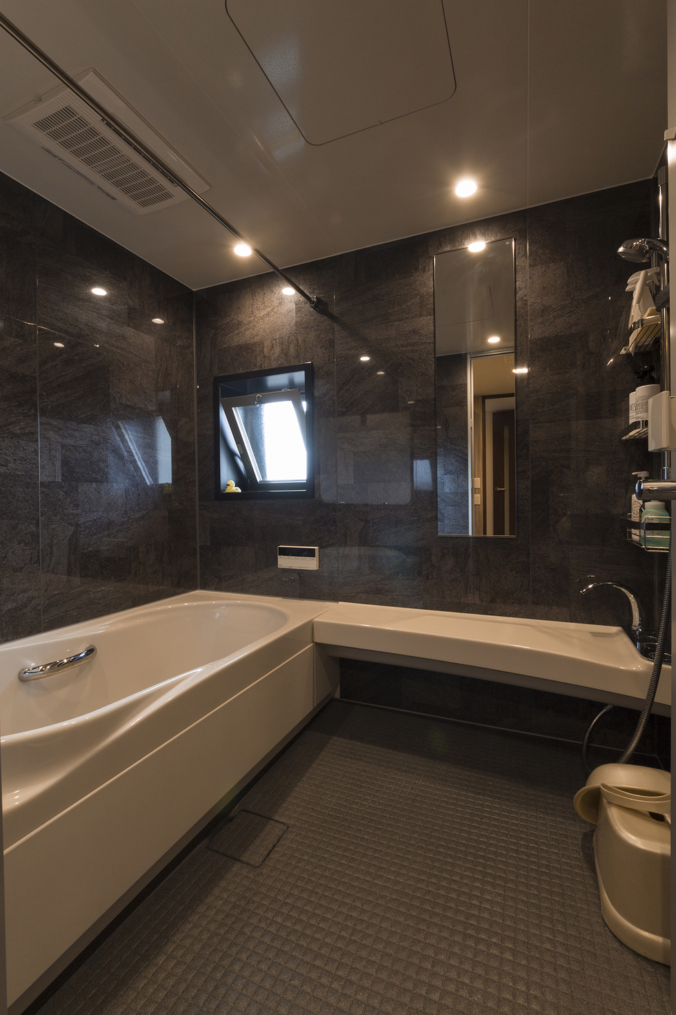 -家事がたのしくなるキッチン　マンションデザインリフォーム-浴室はLIXILのスパージュの1620サイズ、濃いめのシックな色合い。