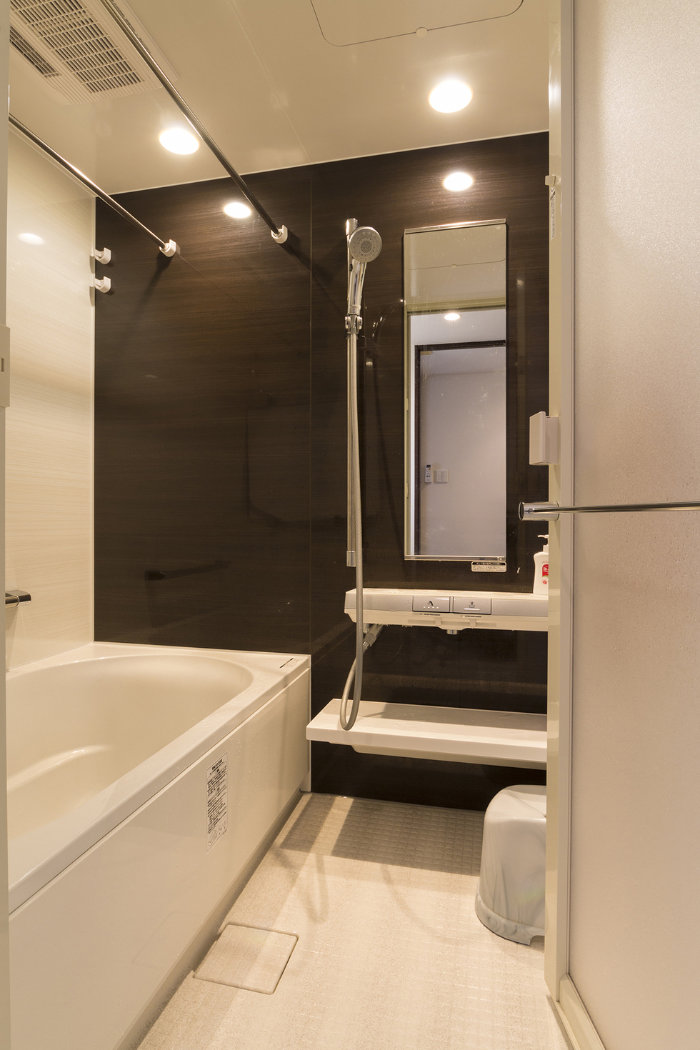 -マンションの和室インテリアに拘るエコカラットのデザイン貼りリフォーム-改装後の浴室はLIXILのマンション用リノビオです。