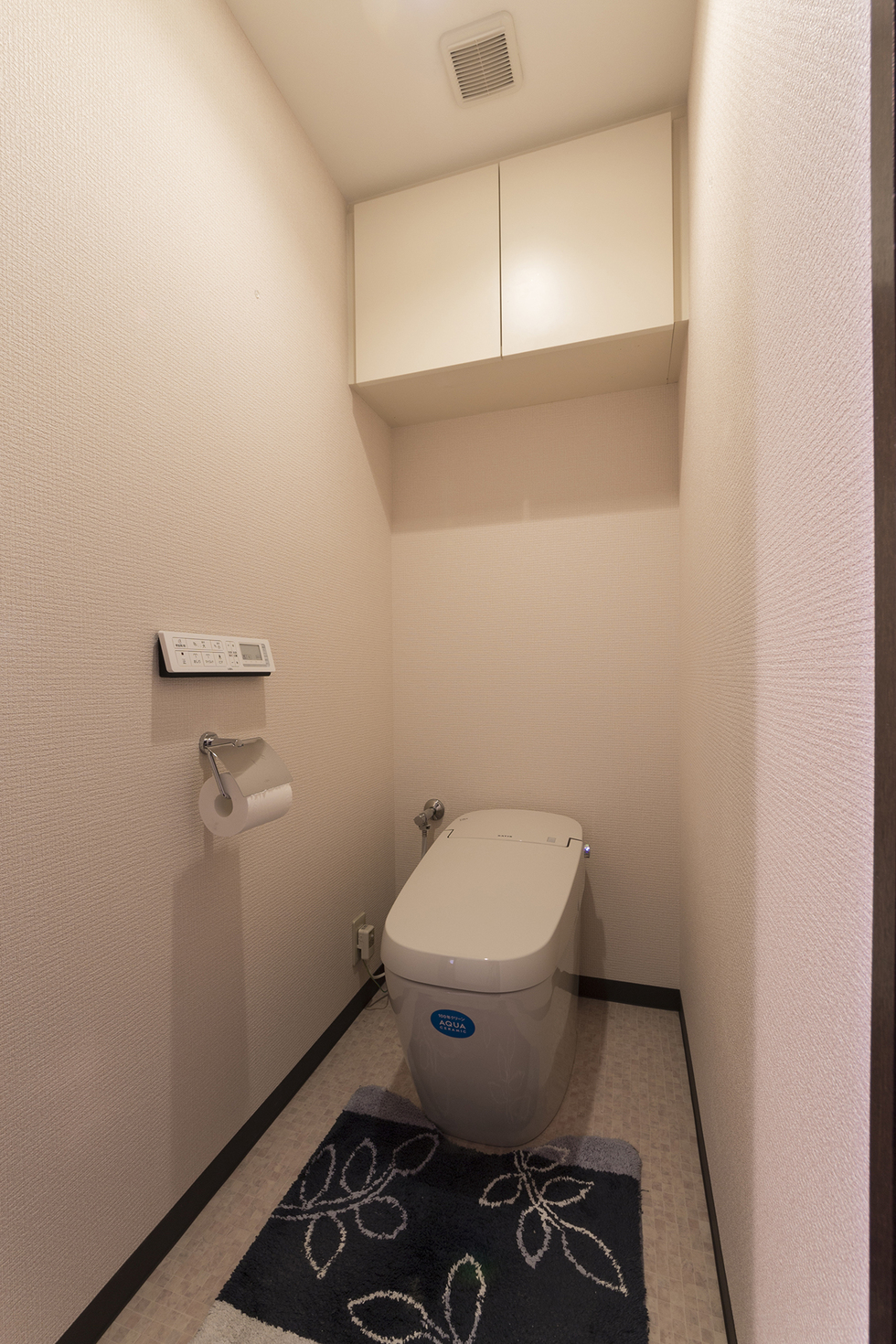 -マンションの和室インテリアに拘るエコカラットのデザイン貼りリフォーム-改装後のトイレ、便器はLIXILのサティス。
もともとの話はトイレ故障の修理依頼から始まったリフォームでした。