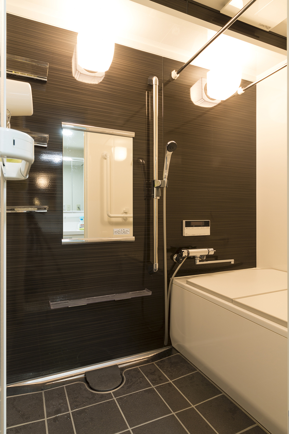 -マンションを間取り変更とバリアフリー化リノベーションで暮らしやすい家に-浴室は変則のサイズのため、フリーサイズの特注ユニットバス。