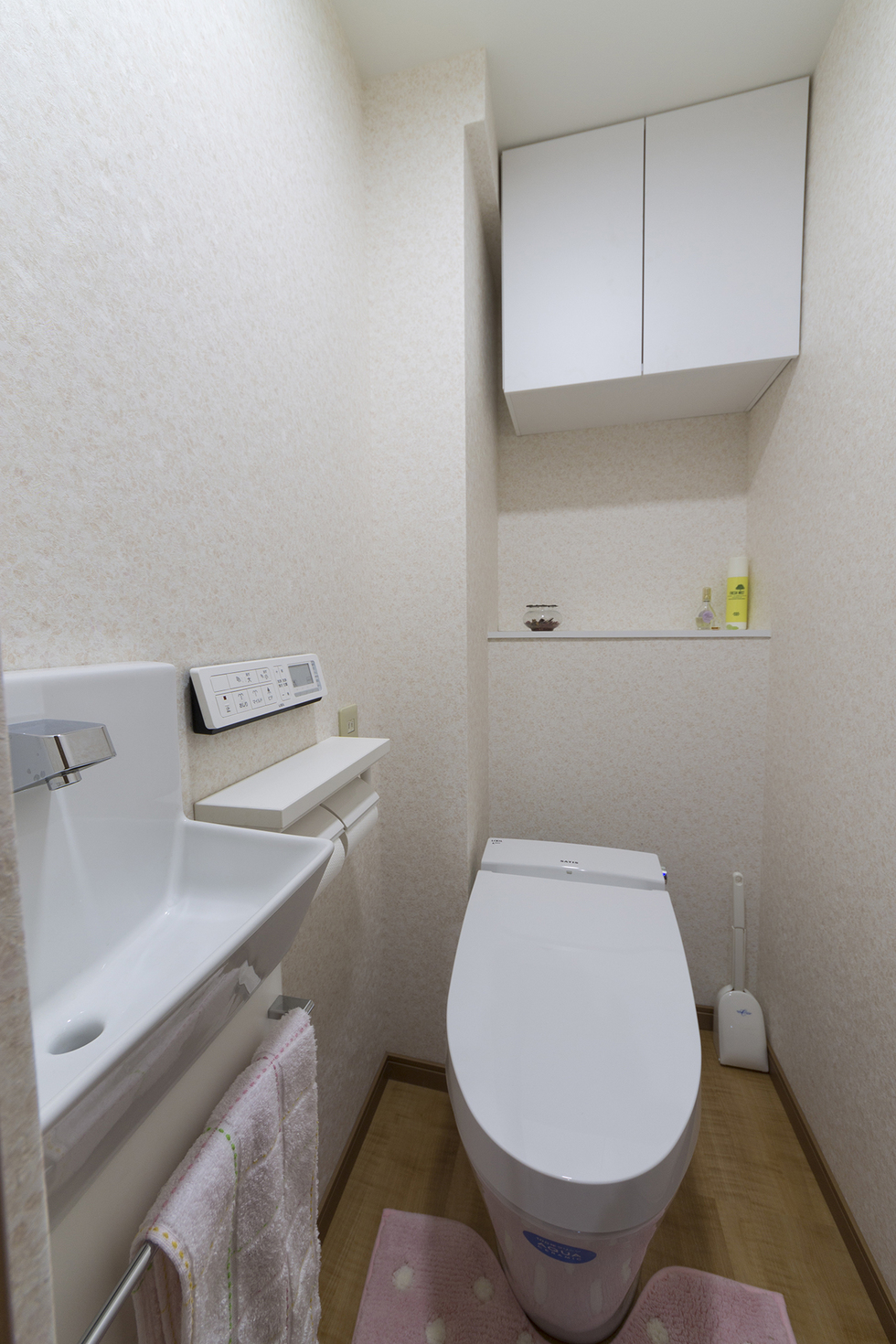 -マンションを間取り変更とバリアフリー化リノベーションで暮らしやすい家に-トイレはタンクレスのサティスと新たに設けた手洗い器で快適になりました。