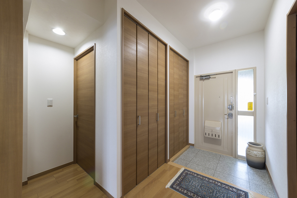-マンションを間取り変更とバリアフリー化リノベーションで暮らしやすい家に-玄関は土間を広げて大きな収納を設置しました。